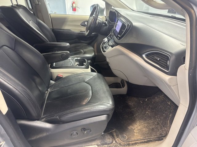 Used 2020 Chrysler Pacifica Touring-L Plus w/ Tire & Wheel Group image 21