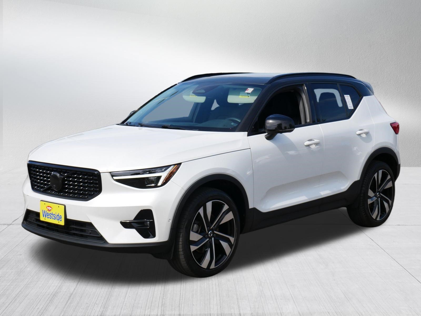 Used 2023 Volvo XC40 B5 Ultimate w/ Protection Package Premier AWD/4WD image 3