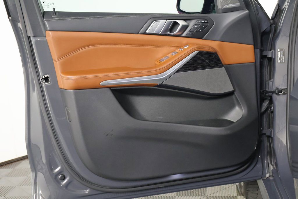 Used 2022 BMW X7 M50i image 13