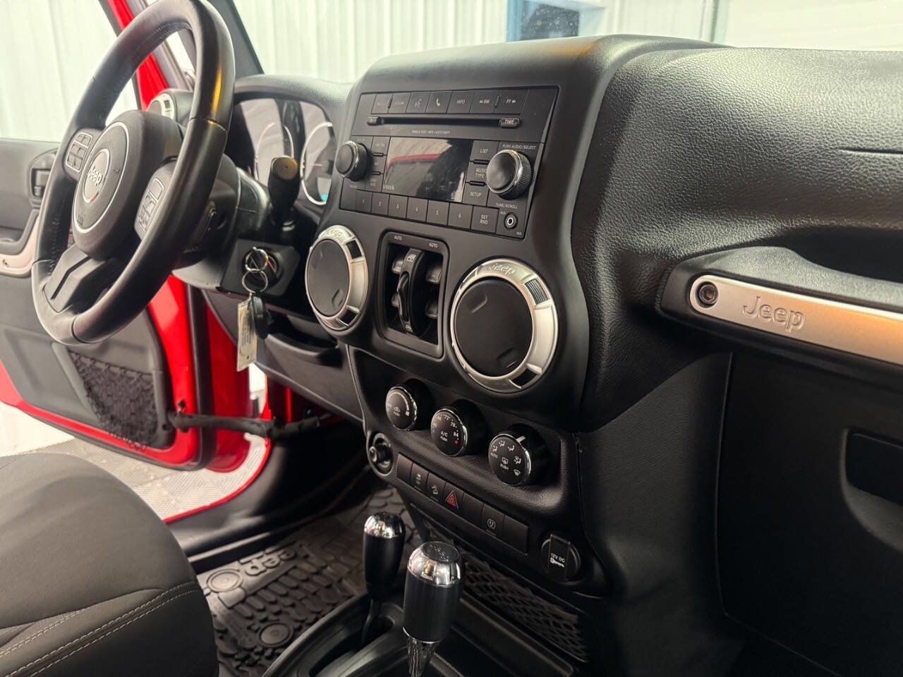 Used 2016 Jeep Wrangler Unlimited Rubicon w/ Connectivity Group image 19