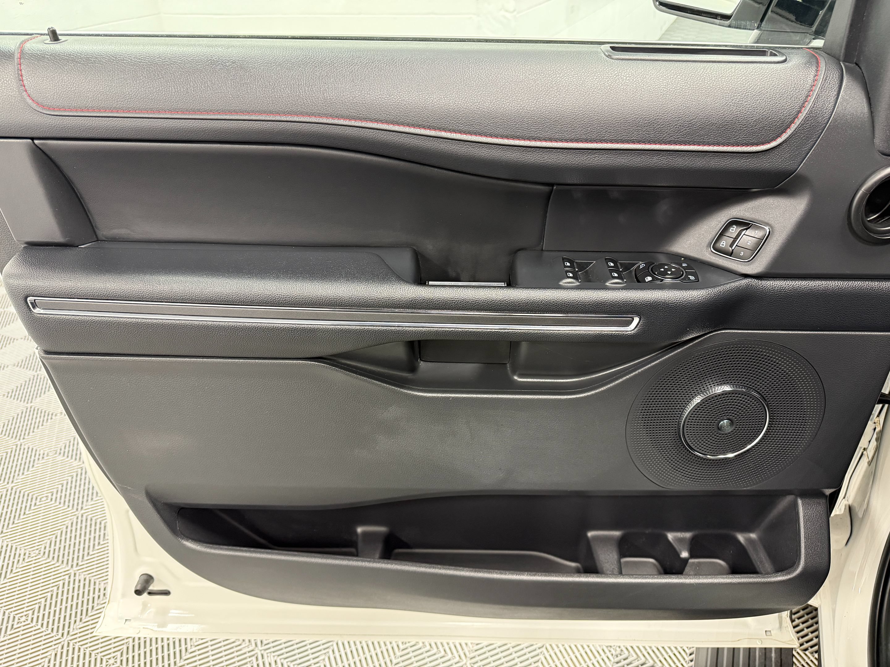 Used 2023 Ford Expedition Limited AWD/4WD image 10