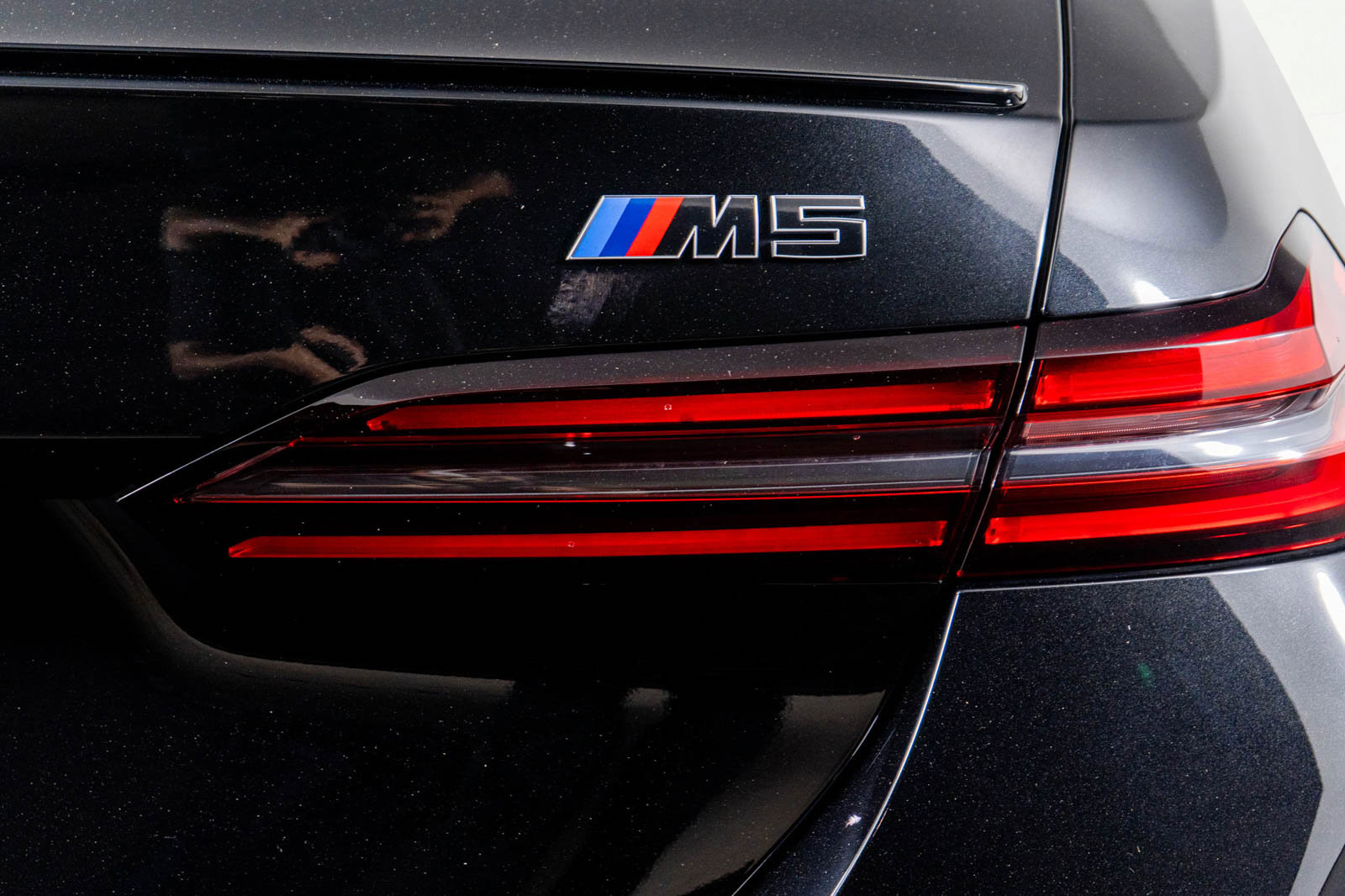 Used 2025 BMW M5 w/ Executive Package image 36