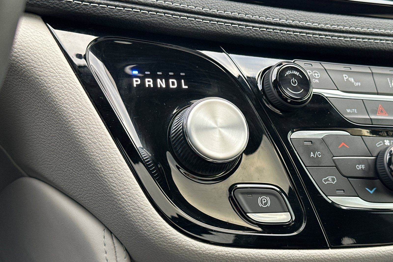 Used 2023 Chrysler Pacifica Limited w/ Uconnect Theater Family Group image 26