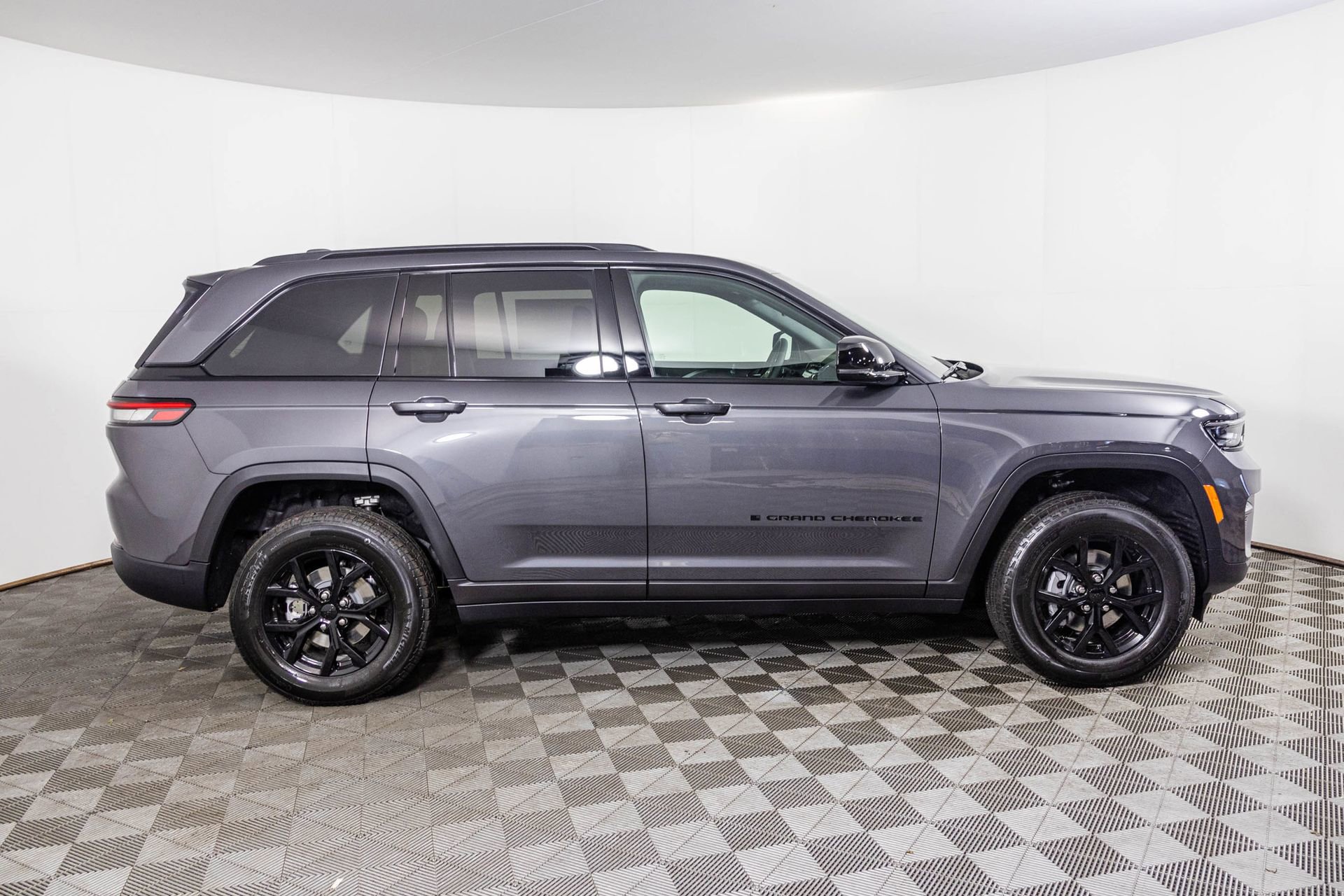 New 2025 Jeep Grand Cherokee Altitude image 6