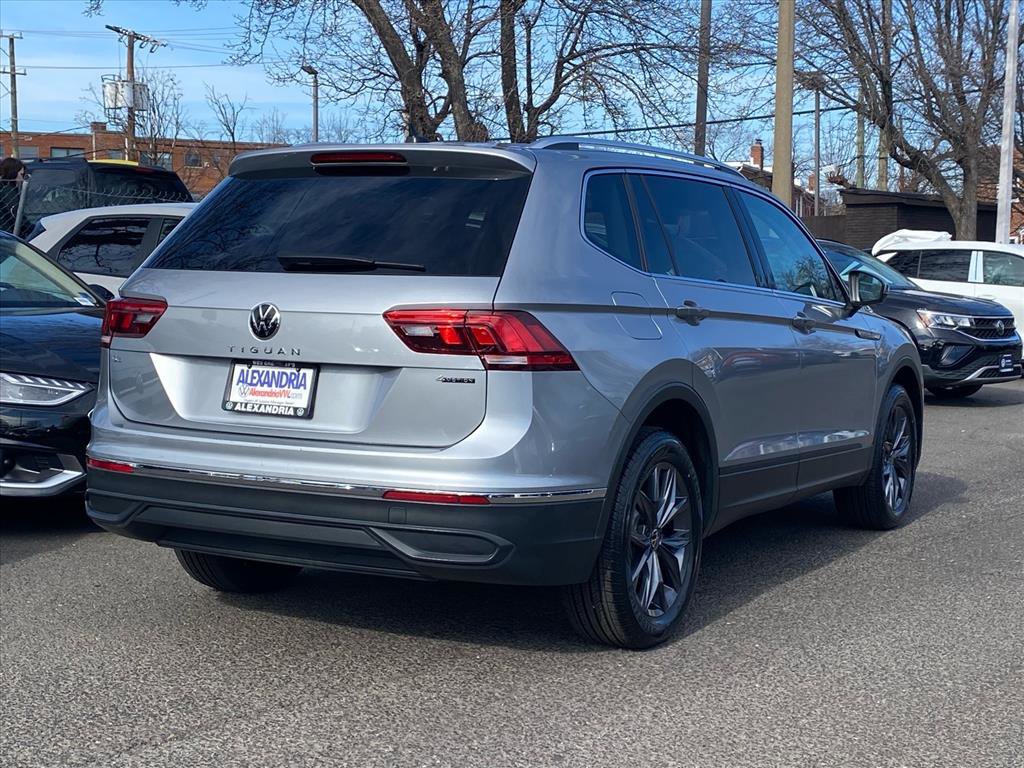 Certified 2023 Volkswagen Tiguan SE image 3