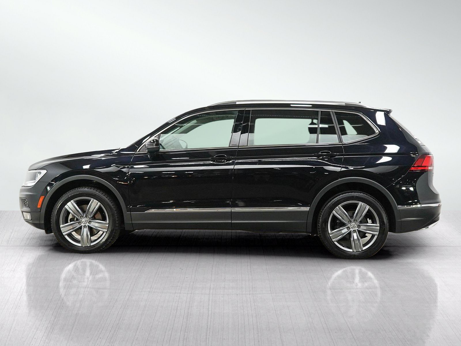 Used 2021 Volkswagen Tiguan SEL w/ 2-Row Tiguan MDO Package AWD/4WD image 2
