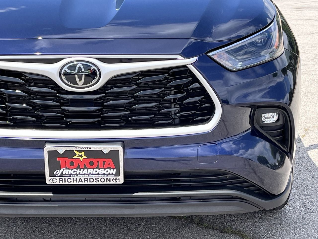 Used 2025 Toyota Highlander LE FWD image 8