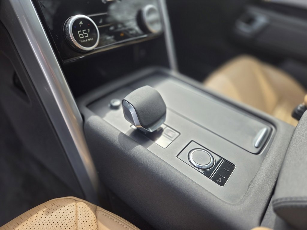 Used 2025 Land Rover Discovery Dynamic SE image 17