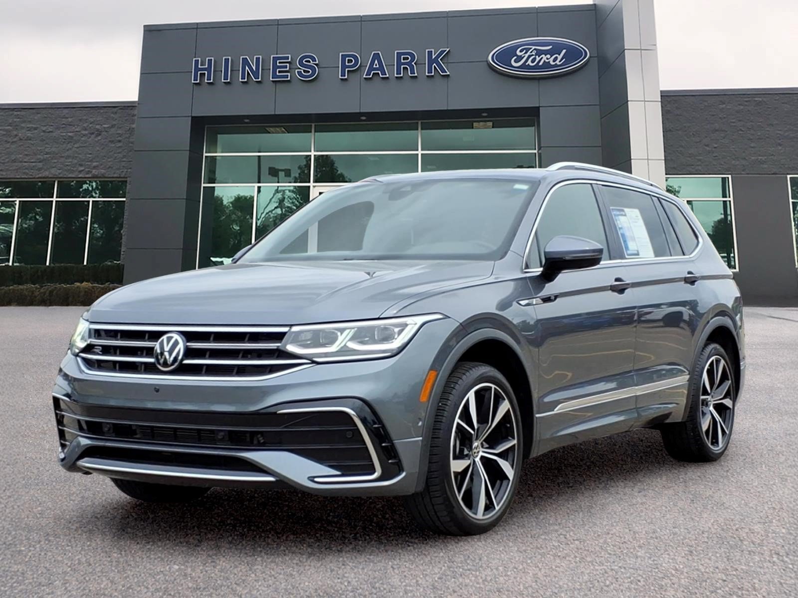 Used 2022 Volkswagen Tiguan SEL R-Line AWD/4WD image 3