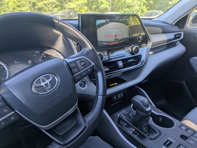 Used 2024 Toyota Highlander XLE AWD/4WD image 39