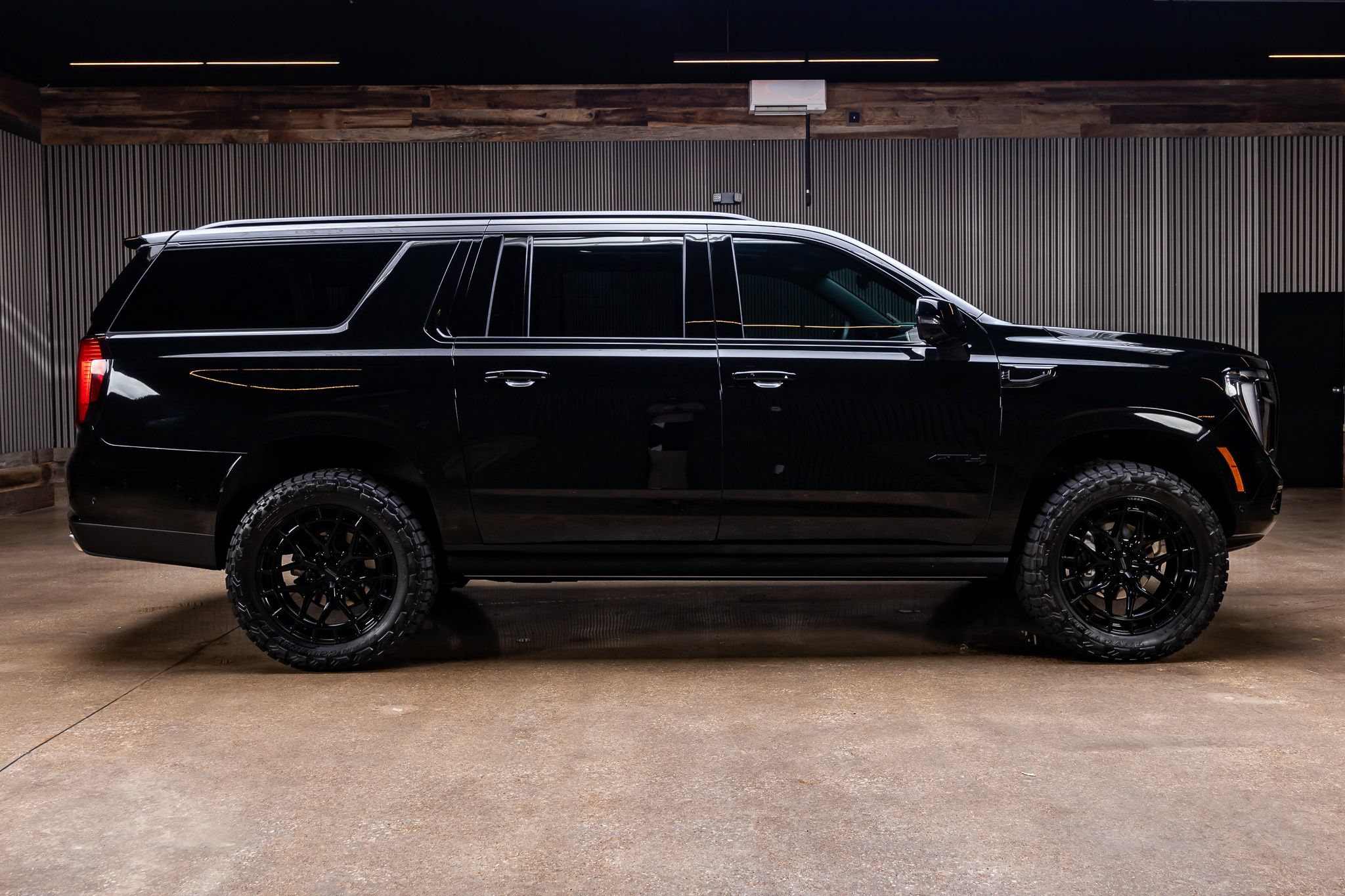Used 2025 GMC Yukon XL AT4 Ultimate AWD/4WD image 11