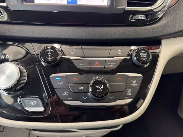 Used 2023 Chrysler Voyager LX FWD image 23