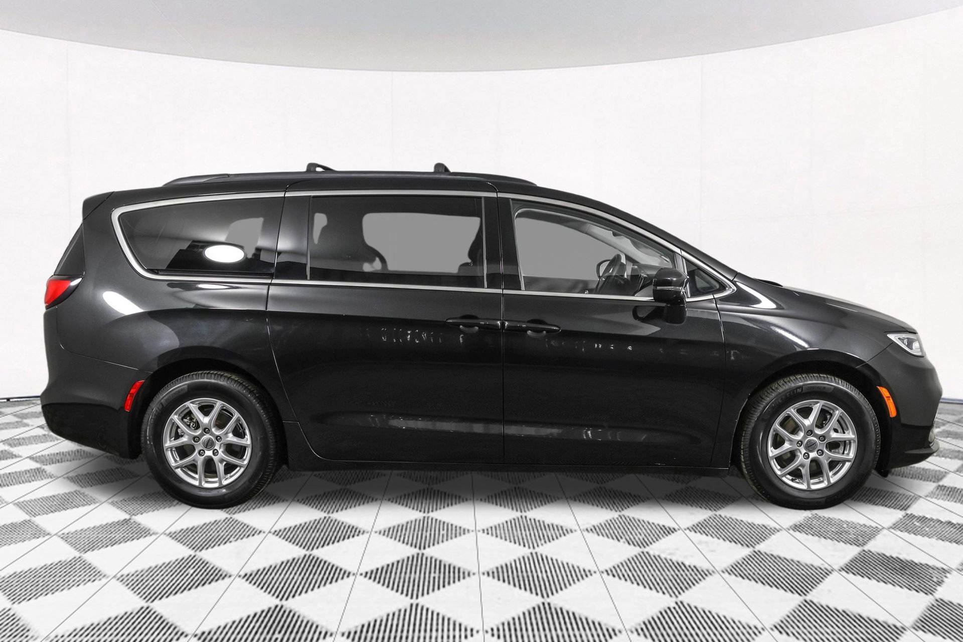 Used 2022 Chrysler Pacifica Touring-L image 13