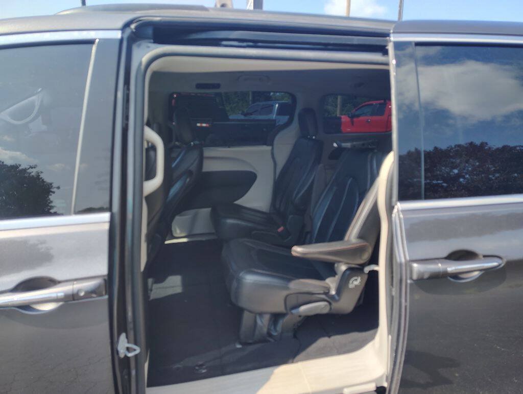 Used 2017 Chrysler Pacifica Touring-L FWD image 9