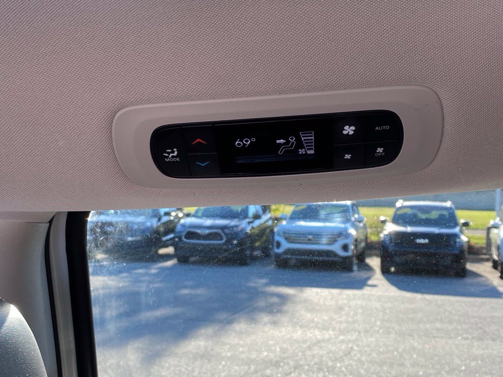 Used 2024 Chrysler Pacifica Touring-L FWD image 28