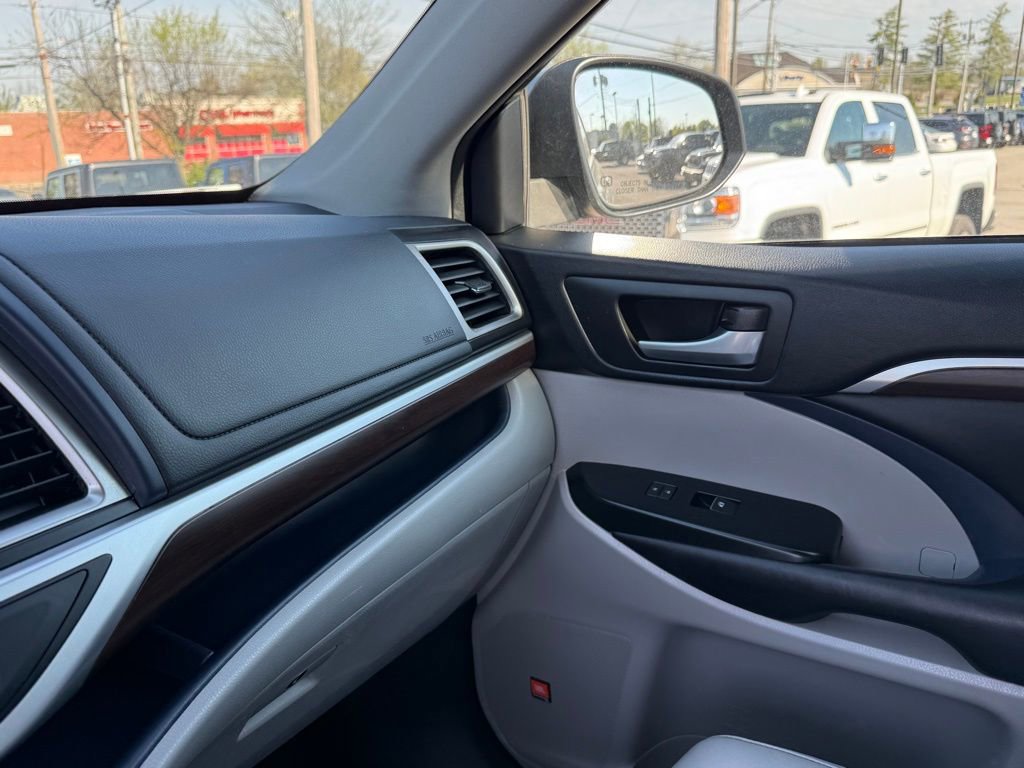Used 2016 Toyota Highlander Limited w/ Driver Technology Package image 24