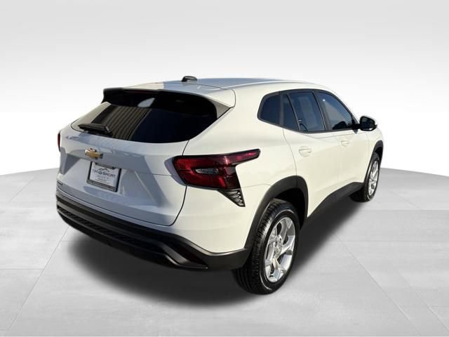 Used 2025 Chevrolet Trax LS w/ LS Convenience Package image 2