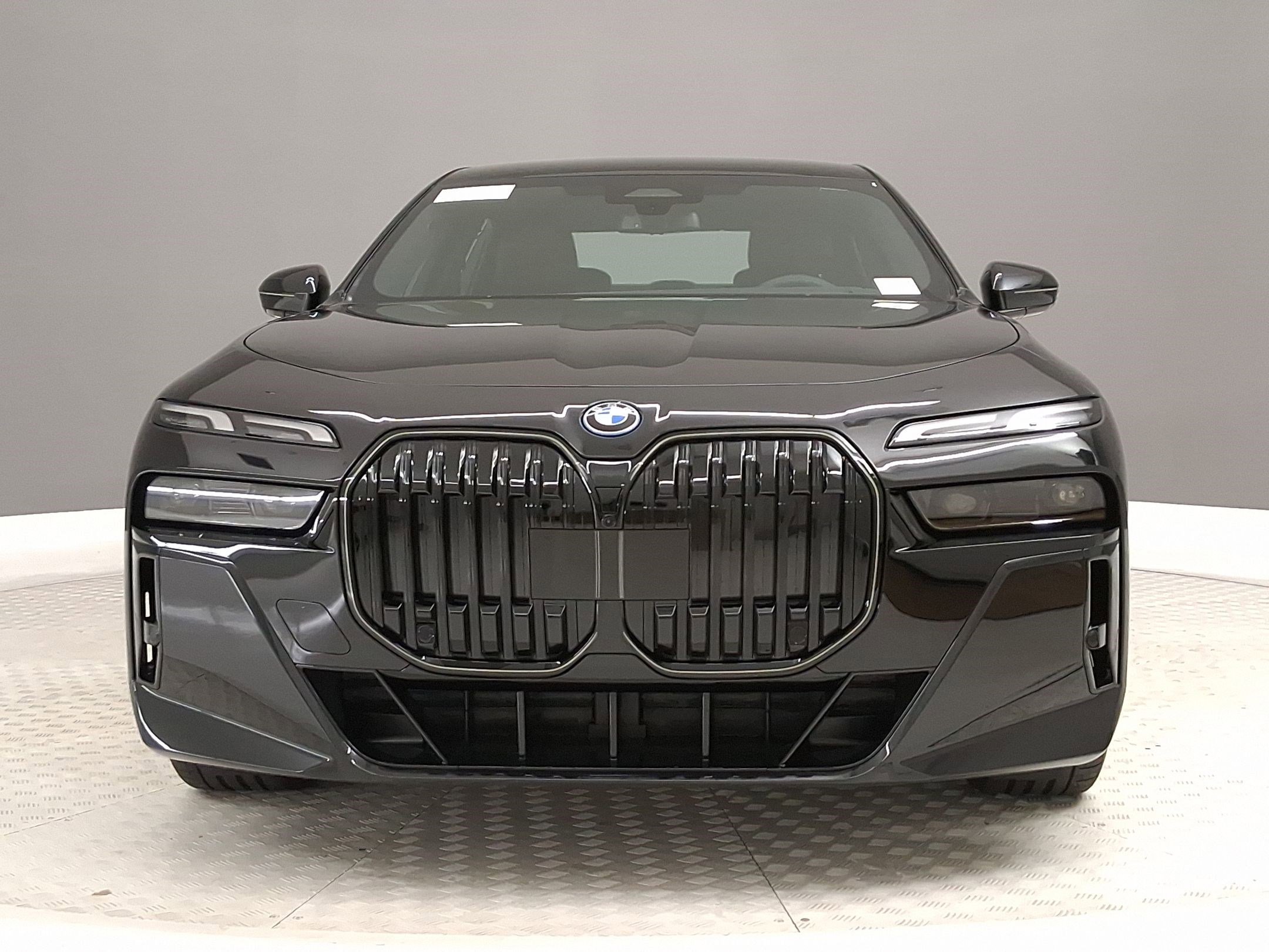 New 2026 BMW 750e xDrive w/ Premium Package AWD/4WD image 4