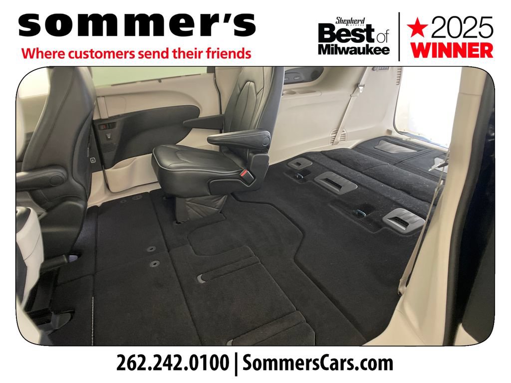 Used 2018 Chrysler Pacifica Limited w/ Tire & Wheel Group FWD image 30