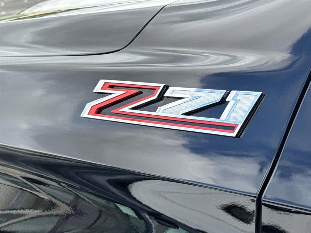 Used 2025 Chevrolet Suburban Z71 image 27