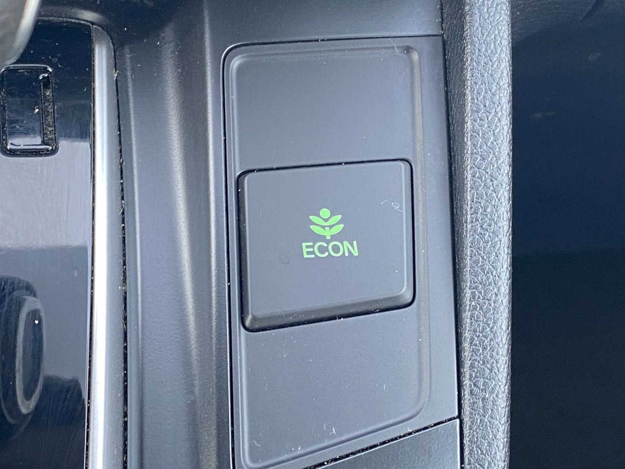 Used 2018 Honda CR-V LX image 40