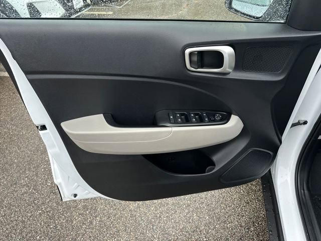 Certified 2025 Hyundai Venue SEL image 12