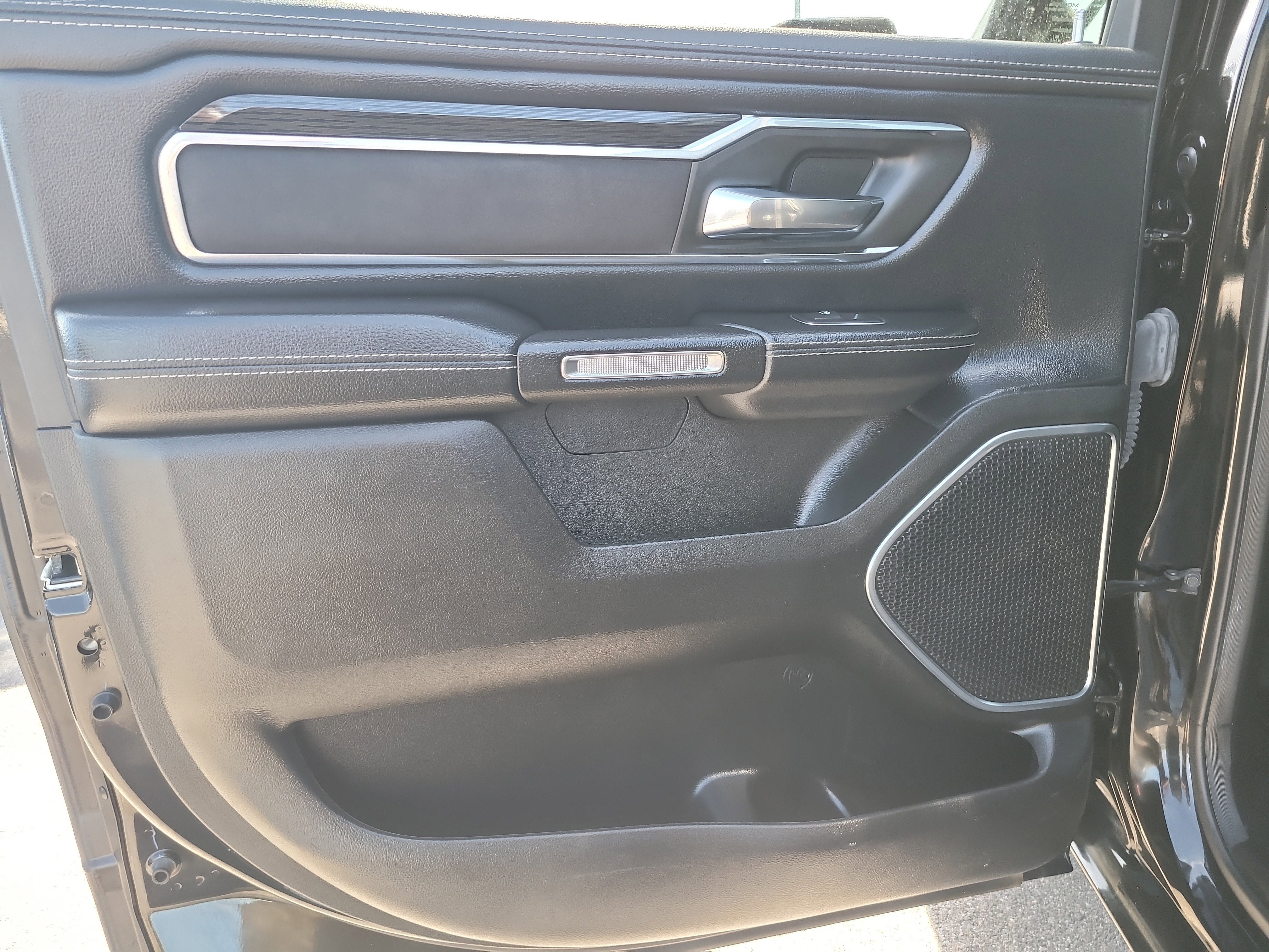 Used 2024 RAM 1500 Laramie AWD/4WD image 11