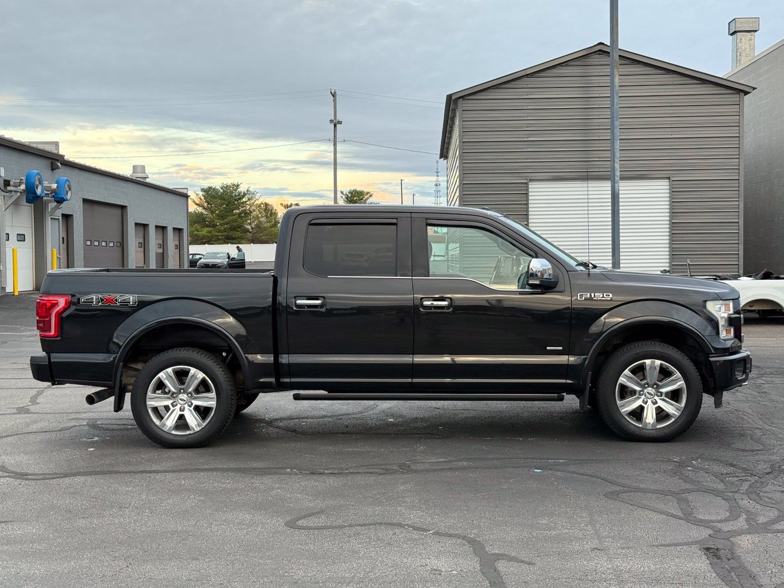 Used 2015 Ford F150 Platinum w/ Equipment Group 701A Luxury AWD/4WD image 3