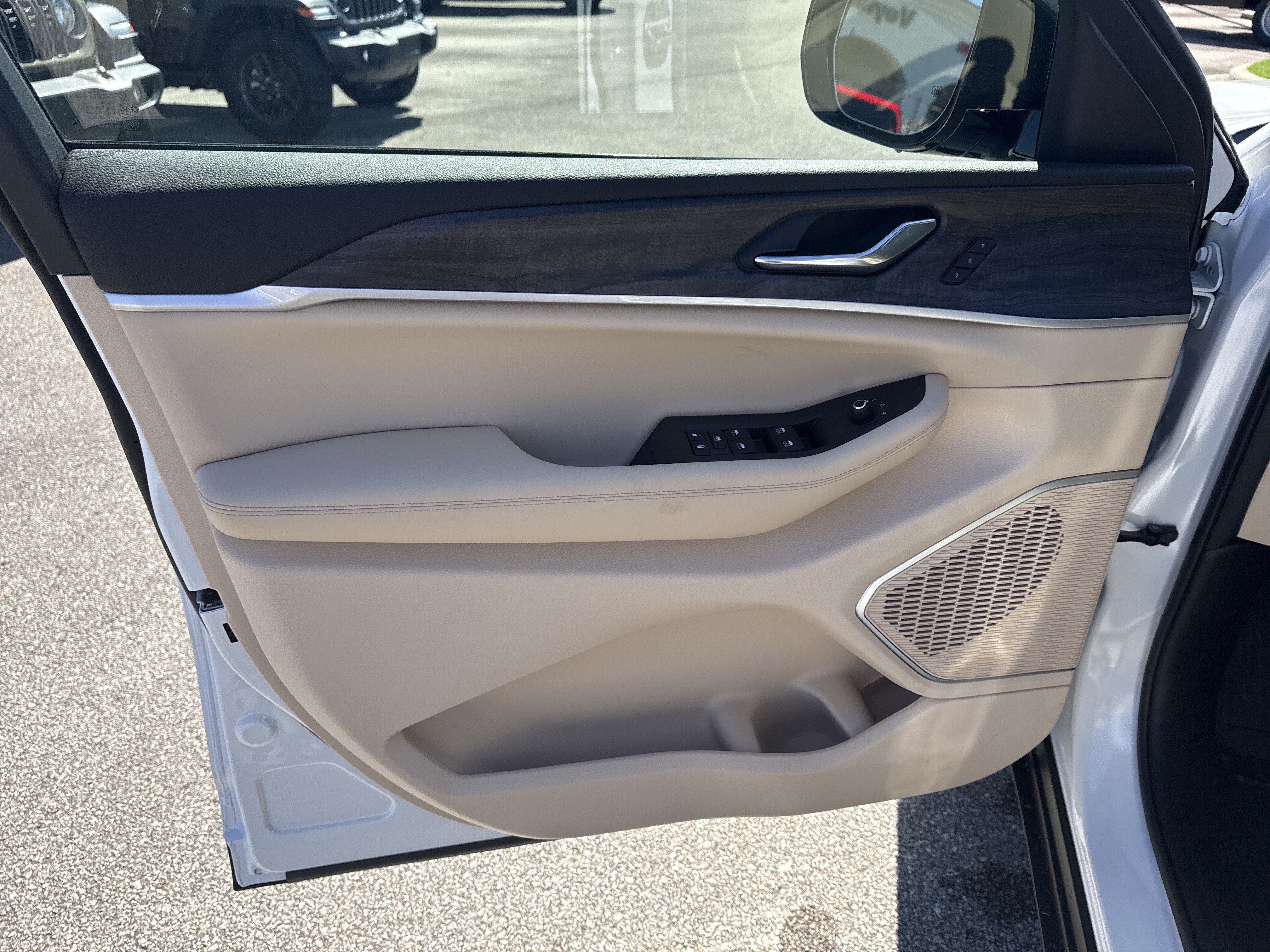New 2026 Jeep Grand Cherokee Limited w/ Luxury Tech Group II AWD/4WD image 11
