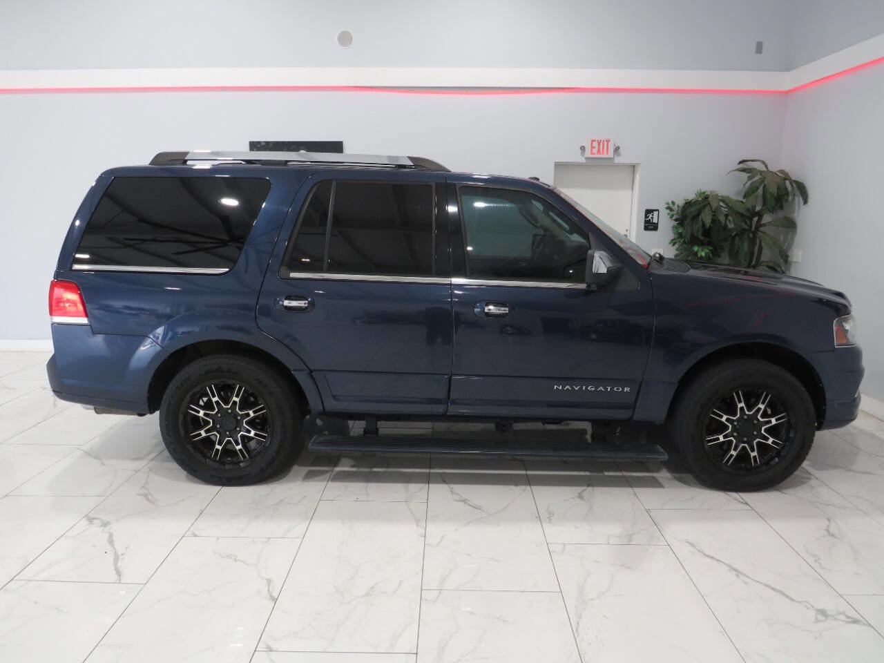 Used 2015 Lincoln Navigator 4WD image 2