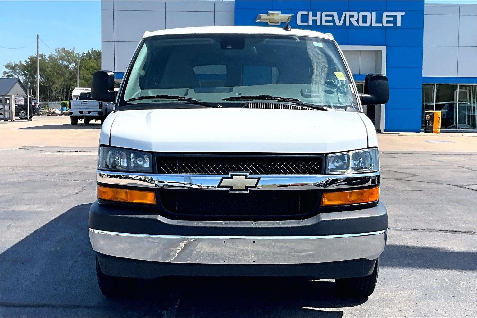 Used 2025 Chevrolet Express 3500 LT w/ LT Preferred Equipment Group RWD image 3