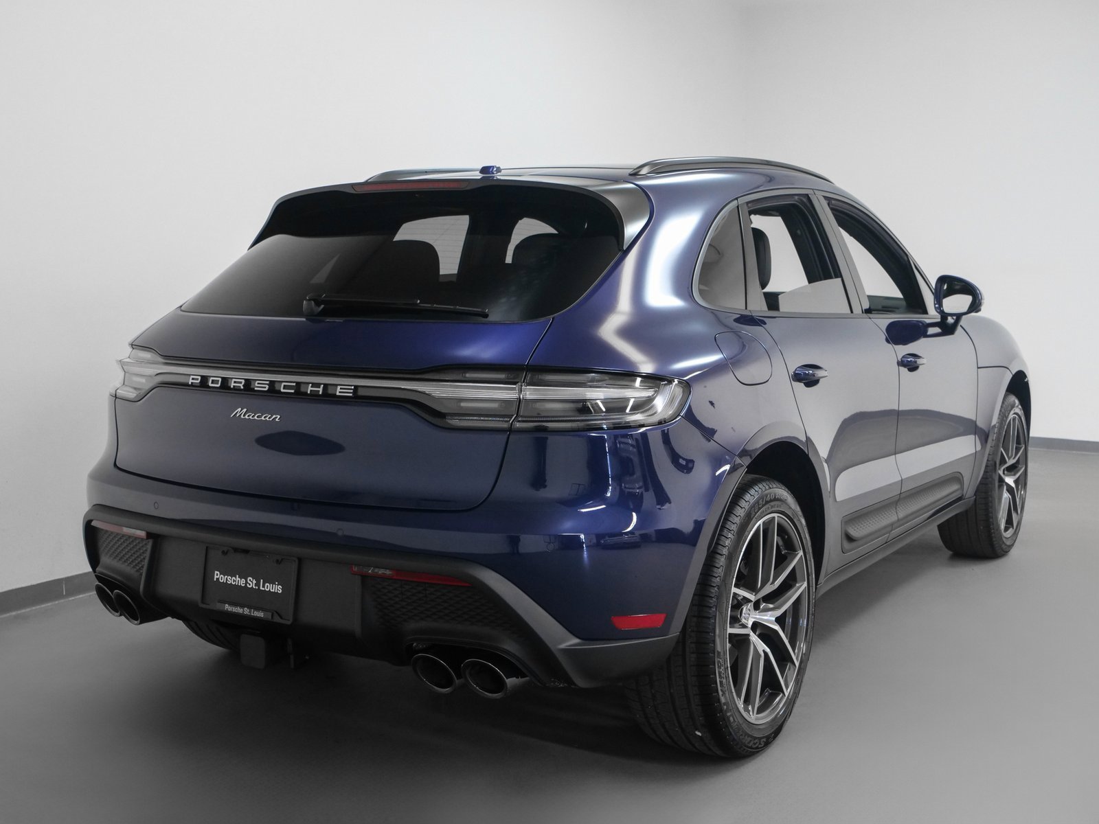 Certified 2025 Porsche Macan image 12