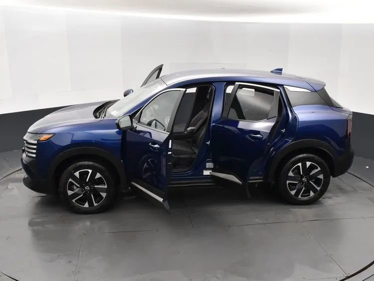 Used 2025 Nissan Kicks SV AWD/4WD image 7