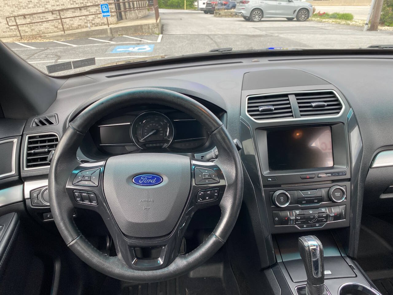 Used 2017 Ford Explorer XLT w/ Equipment Group 202A AWD/4WD image 28