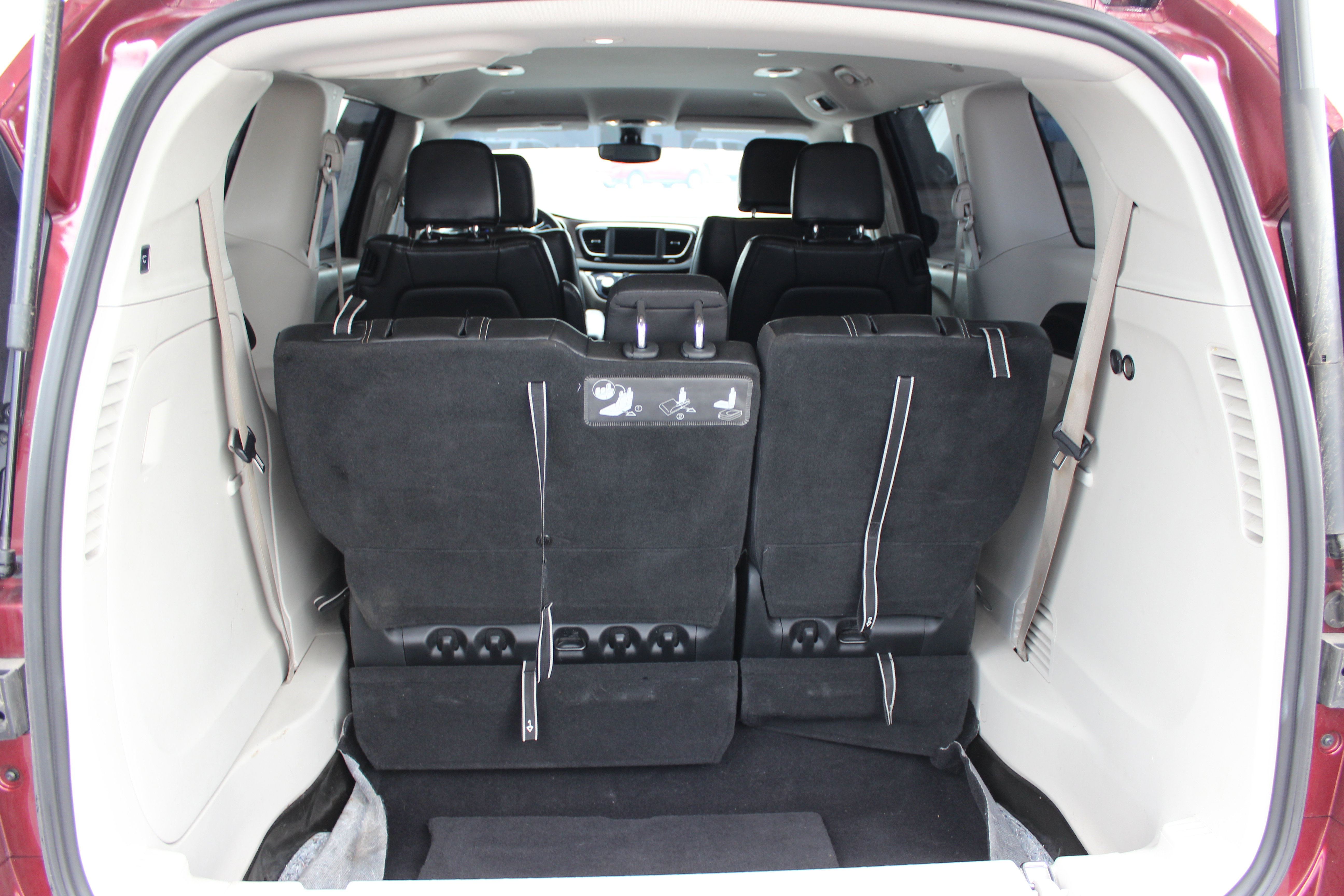 Used 2020 Chrysler Voyager Lxi image 27