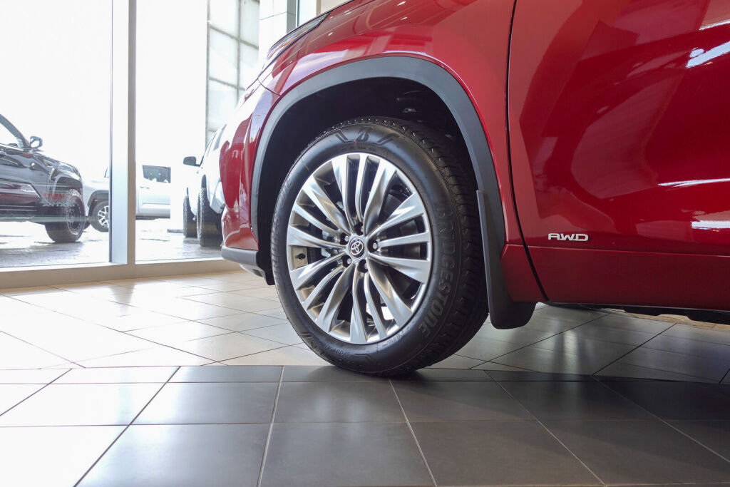 New 2026 Toyota Highlander Platinum image 12