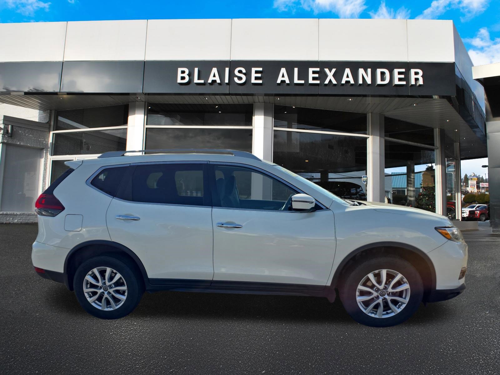 Used 2020 Nissan Rogue SV image 2