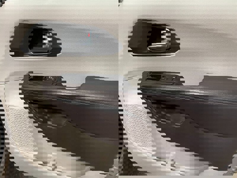 Used 2018 Chrysler Pacifica Touring-L image 23