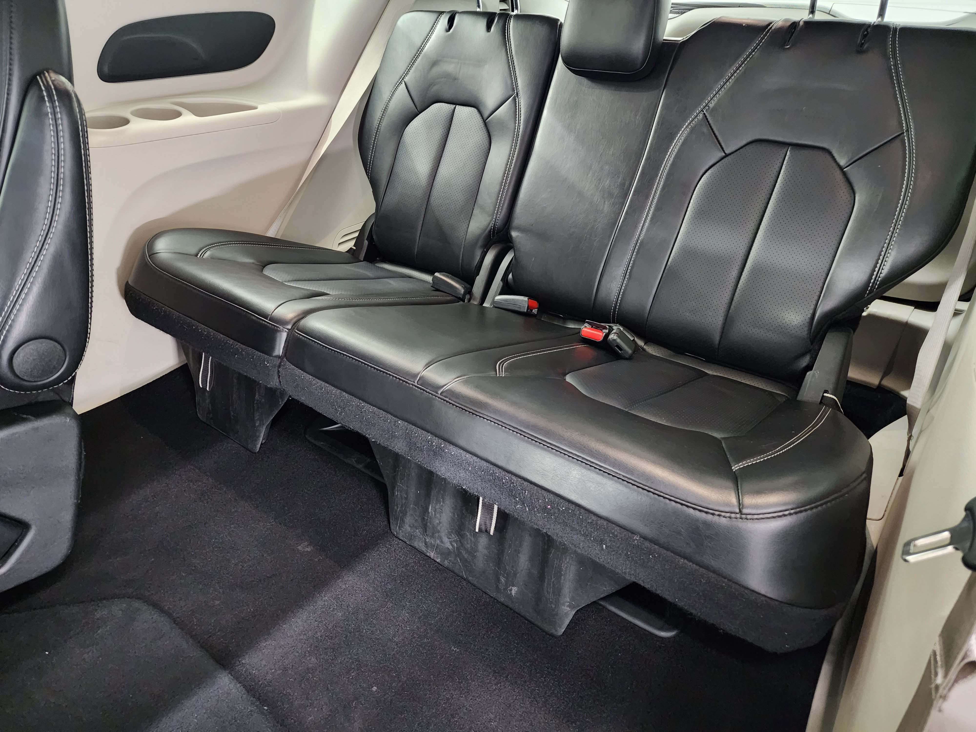 Used 2024 Chrysler Pacifica Touring-L image 36