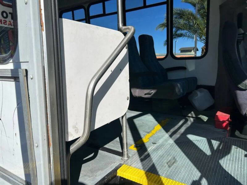 Used 2006 Ford E-350 and Econoline 350 Super Duty RWD image 38