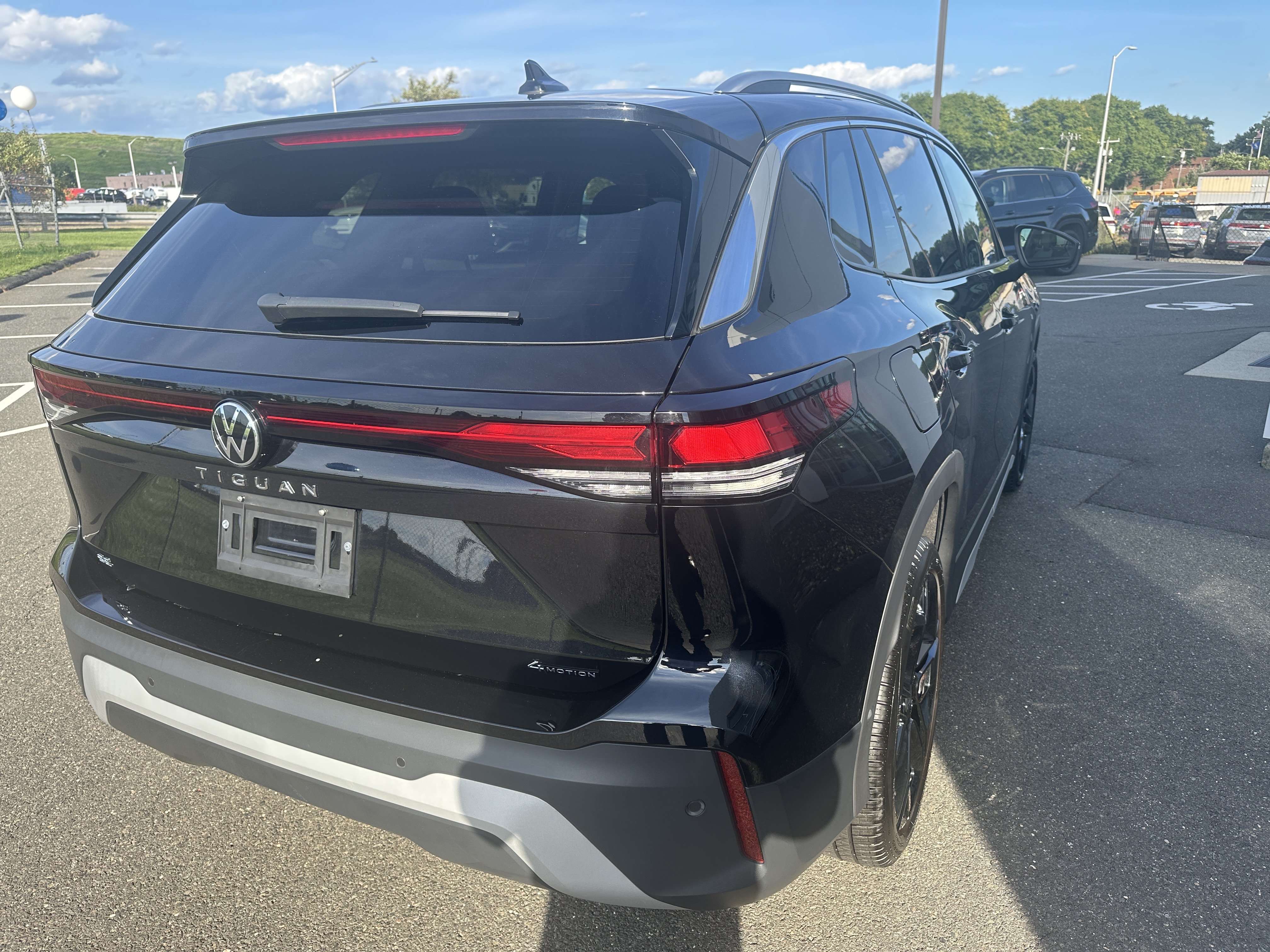 Certified 2025 Volkswagen Tiguan SE w/ Panoramic Sunroof Package AWD/4WD image 3