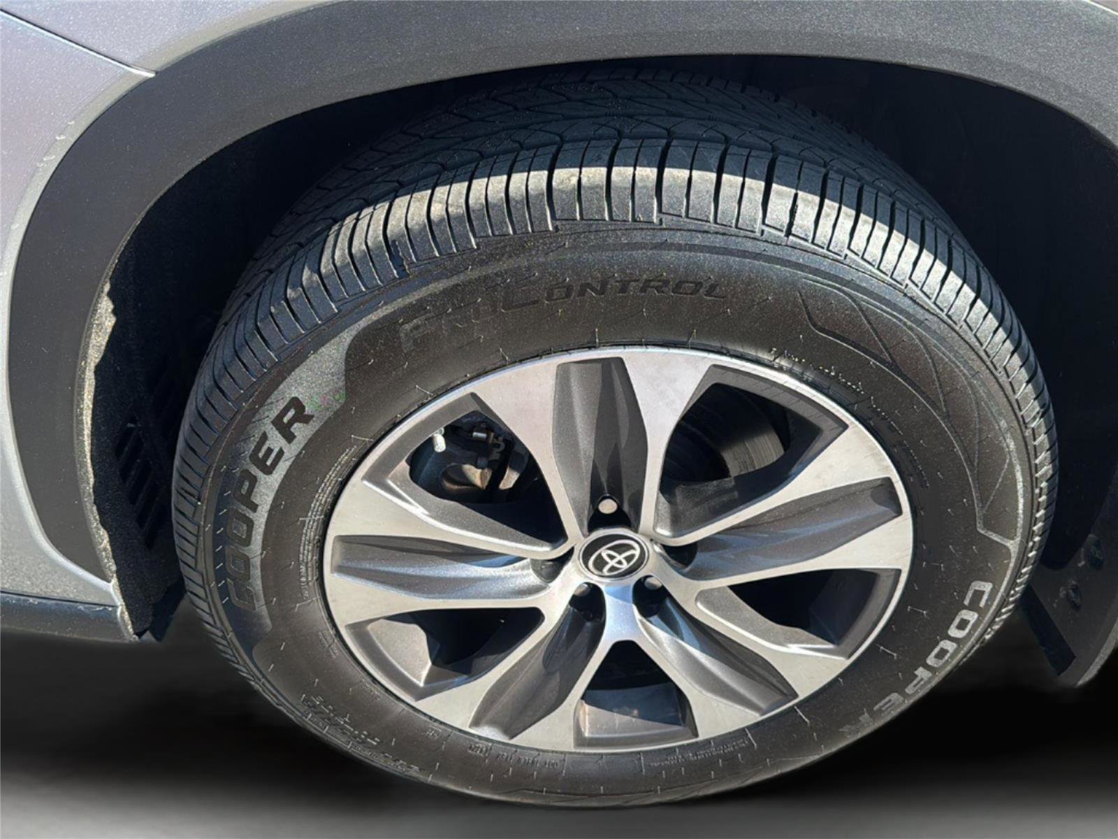 Used 2023 Toyota Highlander XLE AWD/4WD image 40