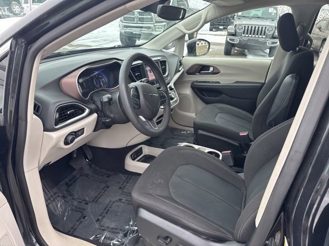 Used 2023 Chrysler Voyager LX image 21