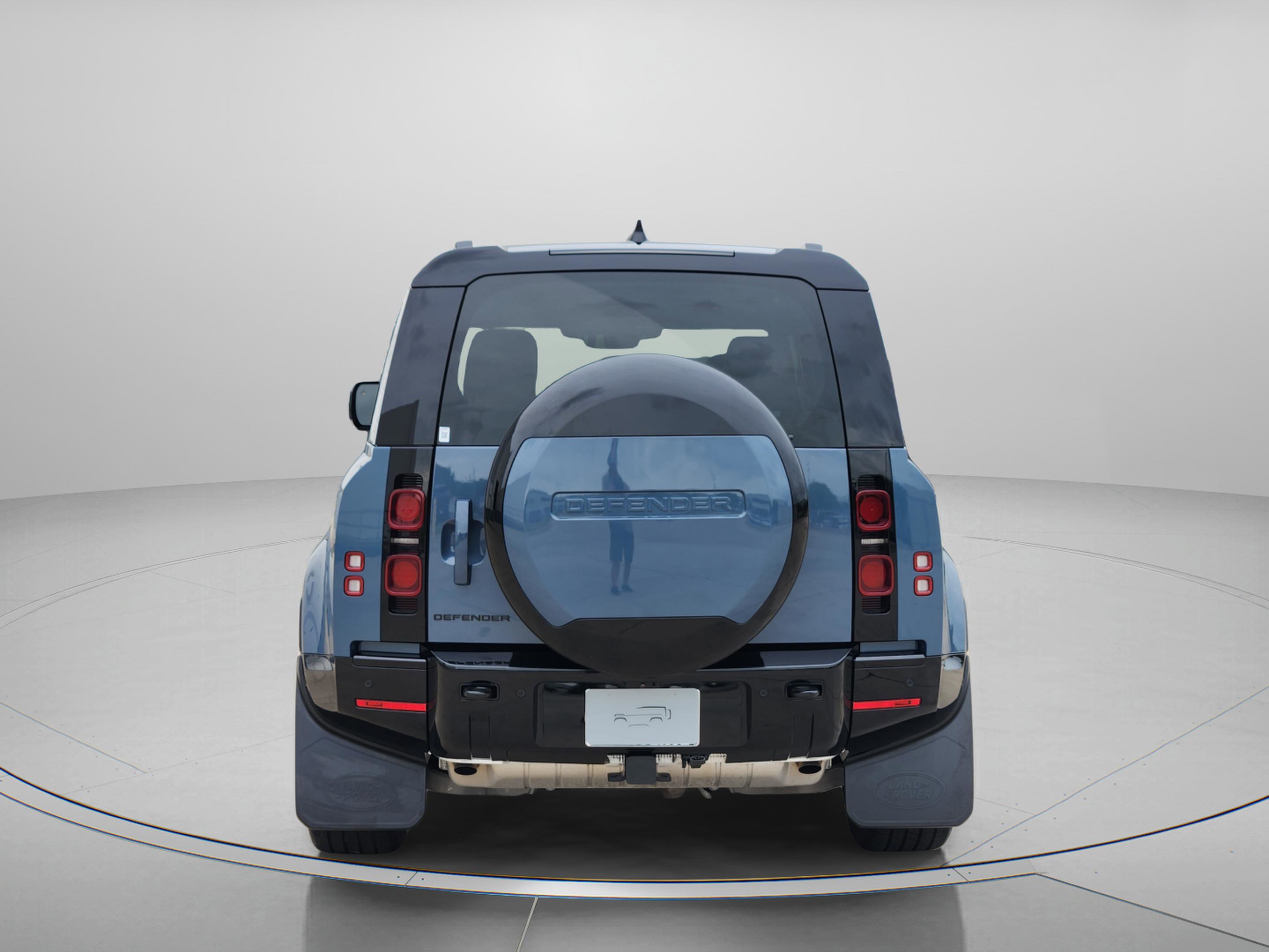 Certified 2025 Land Rover Defender 110 X-Dynamic SE image 4