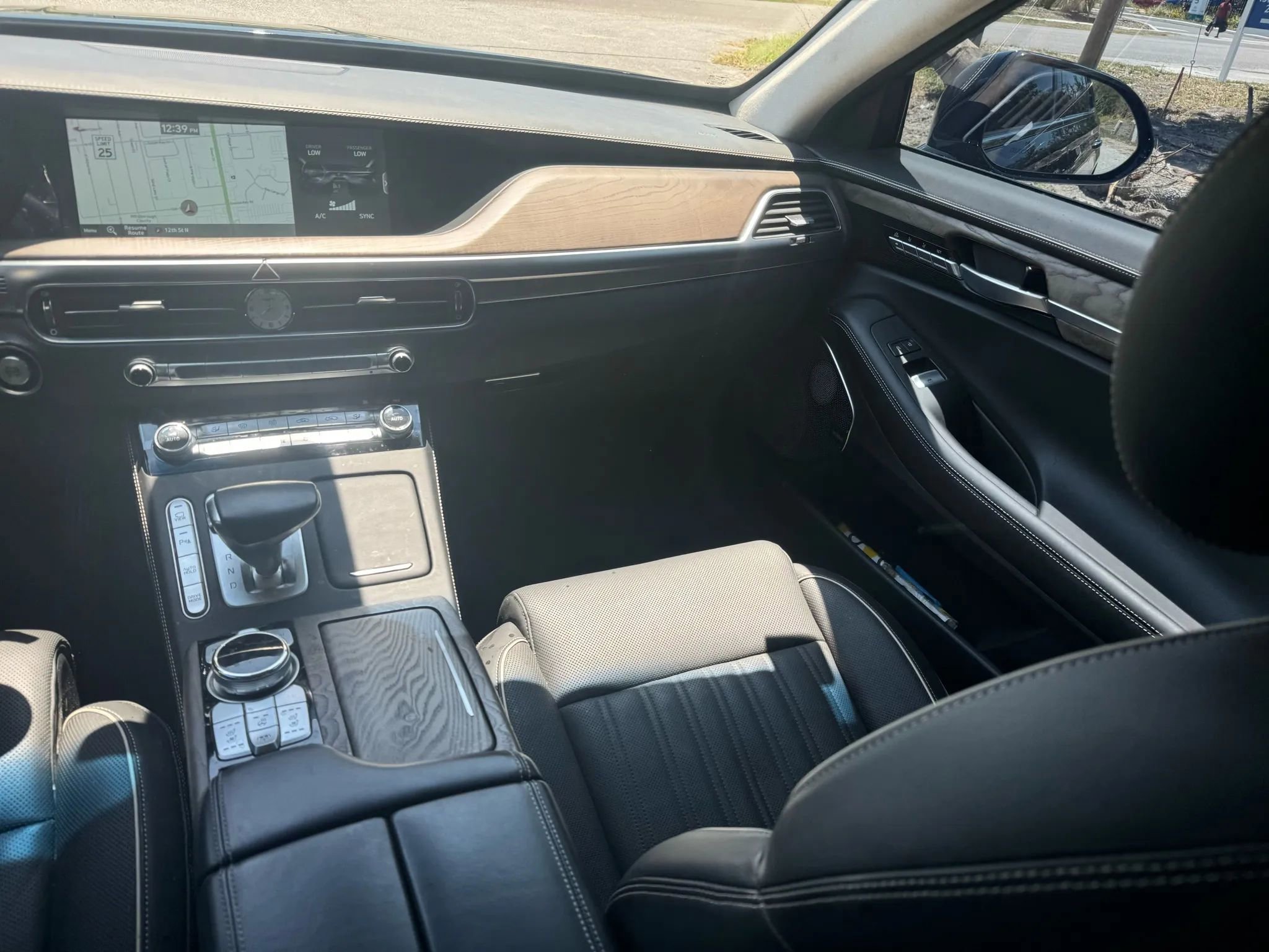 Used 2022 Genesis G90 3.3T Premium RWD image 26