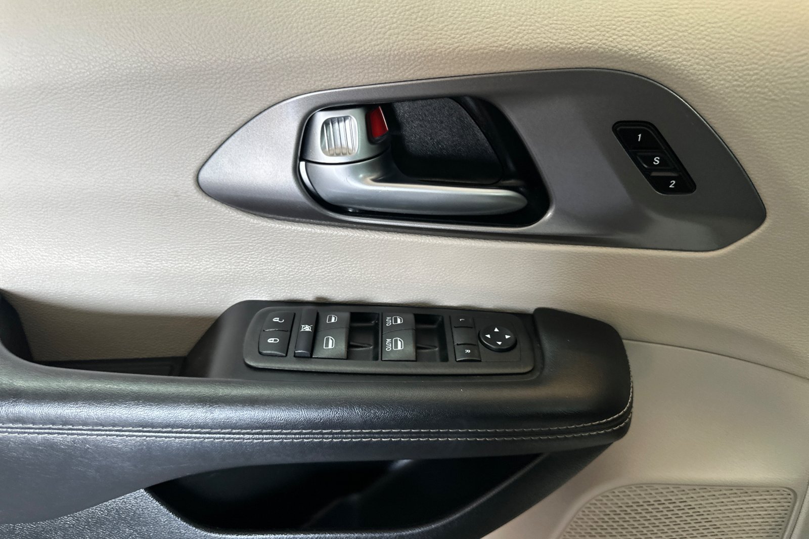Used 2023 Chrysler Pacifica Touring-L FWD image 11