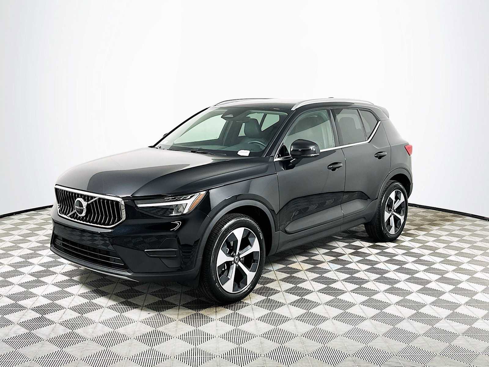 Used 2025 Volvo XC40 B5 Core w/ Protection Package Premier image 3