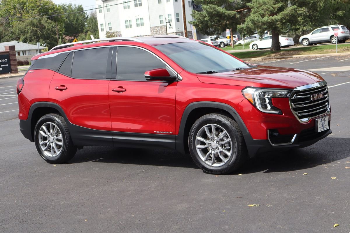 Used 2022 GMC Terrain SLT image 2