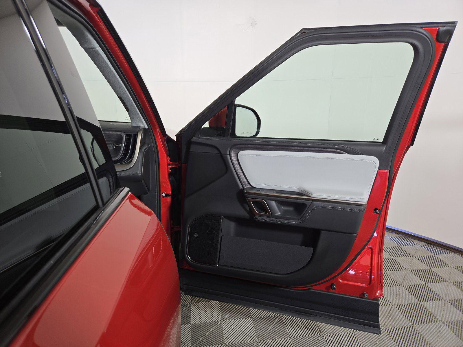 Used 2024 Rivian R1S Adventure AWD/4WD image 18