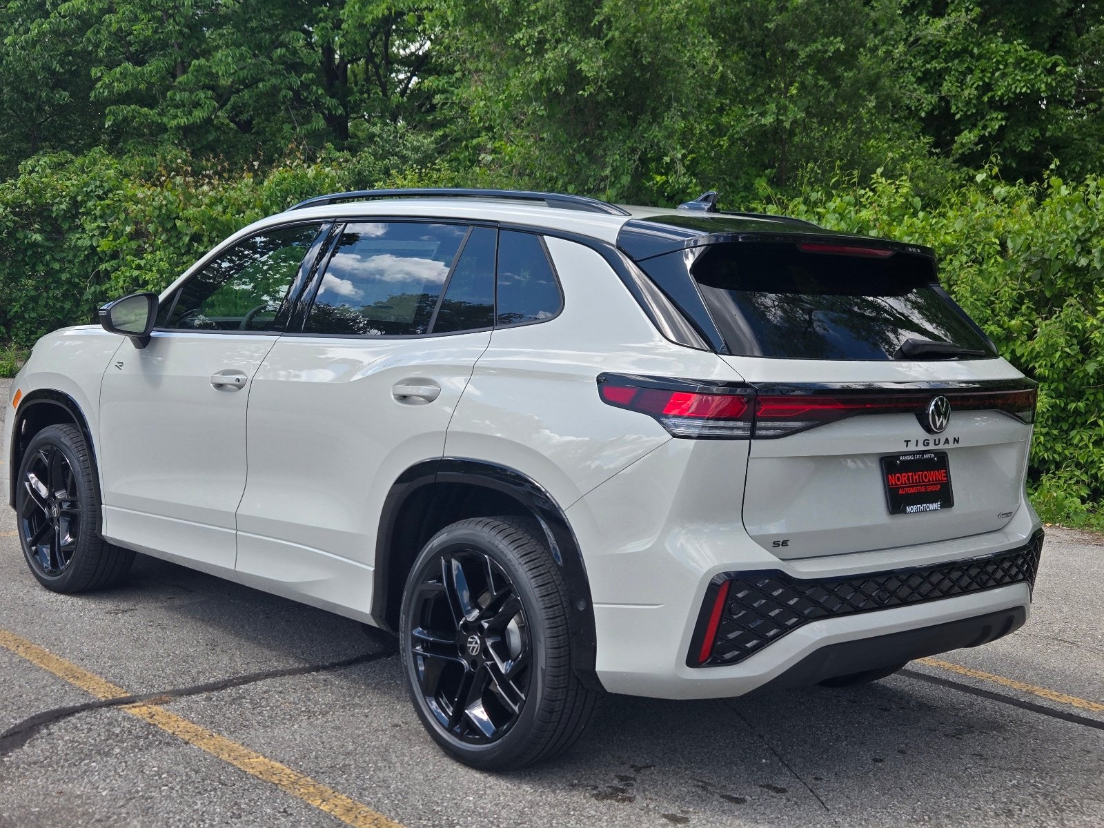 New 2026 Volkswagen Tiguan SE R-Line AWD/4WD image 3
